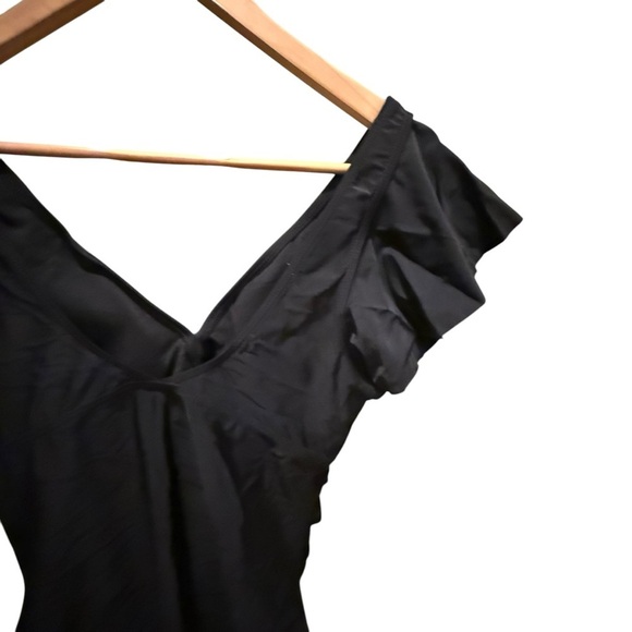 Elegant Womens Black Ruffled swimsuit with a cut out middle Size XL Beach - Picture 7 of 12